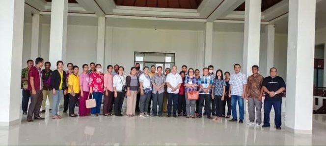 
 Pimpinan jemaat GMIH se Halteng foto bersama dengan SEKDA Halteng setelah rapat jumat (22/4)