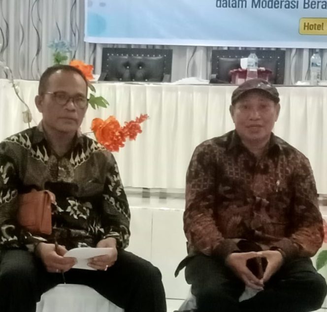 
 Ketua MPH PGIW Malut  2022-2027 Pdt Dr Julianus Mojau M Th (Kanan) bersama Sekum Pdt WC Terloit (Kiri)