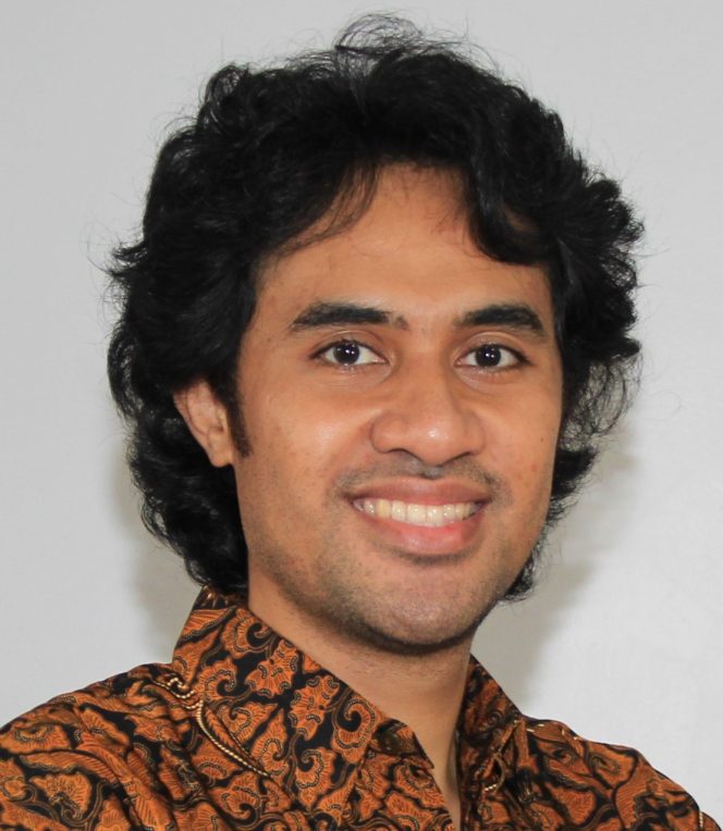 
 R.Graal Taliawo, Tokoh Muda Maluku Utara berbagi dengan memberi bantuan Penelitian bagi Mahasiswa Maluku Utara