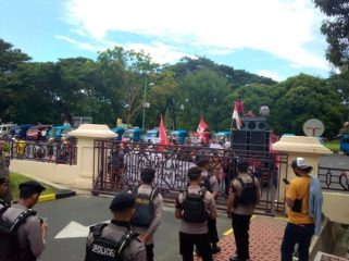 Aksi Demo GMNI Tobelo menolak kenaikan BBM Senin (2/9) Di depan kantor Bupati Halut