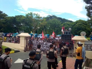 Aksi Demo GMNI Tobelo menolak kenaikan BBM Senin (2/9) Di depan kantor Bupati Halut