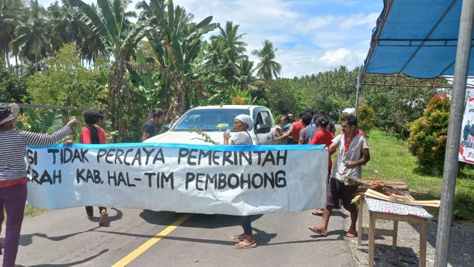 
 Masyarakat Adat Minamen Saolat Halmahera Timur Boikot Jalur Logistik Perusahaan Tambang
