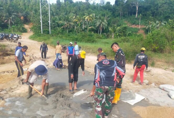 
 Satgas Satuan Organik Yonarhanud 3/Yby Bantu Perbaiki Jalan Menuju Jembatan Yang Rusak Akibat Hujan Dan Kendaraan Berat