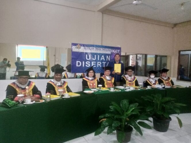 
 Pdt Tommy Sanfaat M Th, foto bersama 7 orang penguji saat ujian disertasi hari ini