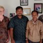 Kepala Desa Samuda Erwin Rasai, Ketua adat Samuda Yoel Bunga dan Pdt Reinhard Bitjara saat berkunjung ke kantor Syallomnews Rabu (15/3)