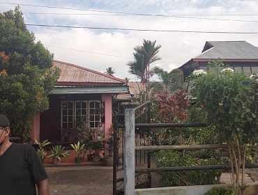 Pekarangan Rumah anggota DPRD Halut Desa MKCM tempat Kejadian