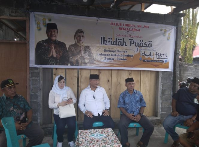 
 Bakal calon Bupati Halut Julius Lobiua SH MH bersama Isteri dan Ketua PBB Halut saat memberikan bingkisan Lebaran