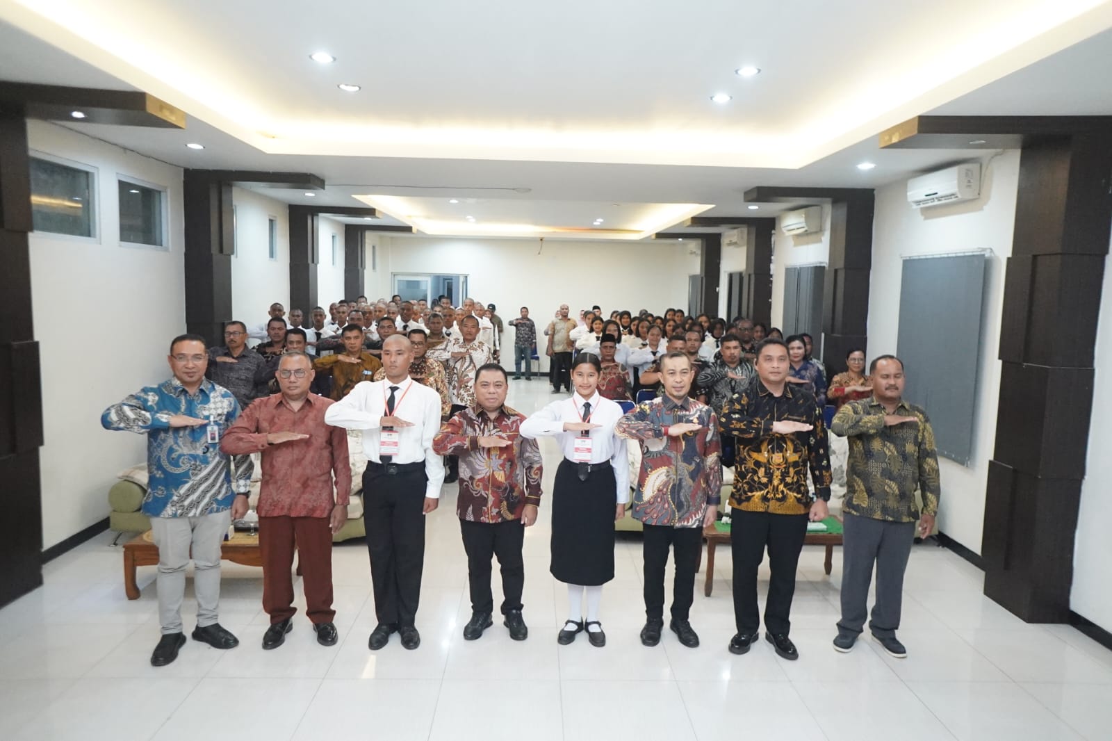 haerudin Doodo SH MH (Kaban Ksbangpol Halut) foto Paling kiri saat pembukaan Diklat Paskibraka Halut Minggu (2/8)